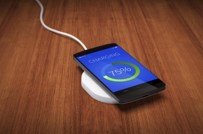 你的无线充电器真的安全吗？智能手机充电新方式的安全隐患与防护指南